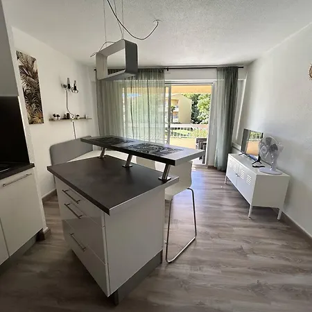 Rénové Pour 2 Personnes Au Lavandou Avec Parking - Fr-1-251-871 Appartement *