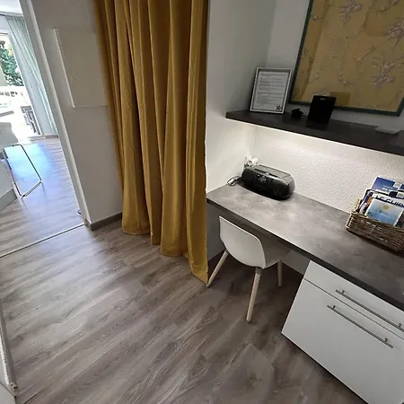 Rénové Pour 2 Personnes Au Lavandou Avec Parking - Fr-1-251-871 Appartement *