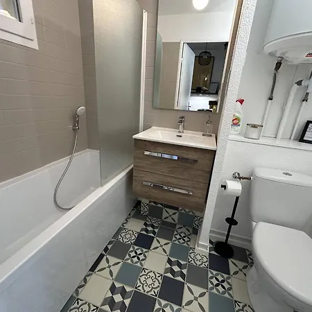 Rénové Pour 2 Personnes Au Lavandou Avec Parking - Fr-1-251-871 Appartement